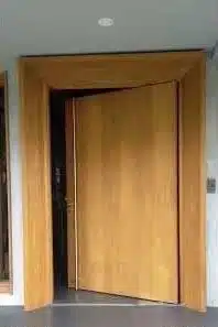 Pintu Pivot Kayu Jati: Solusi Elegan untuk Rumah Modern Minimalis